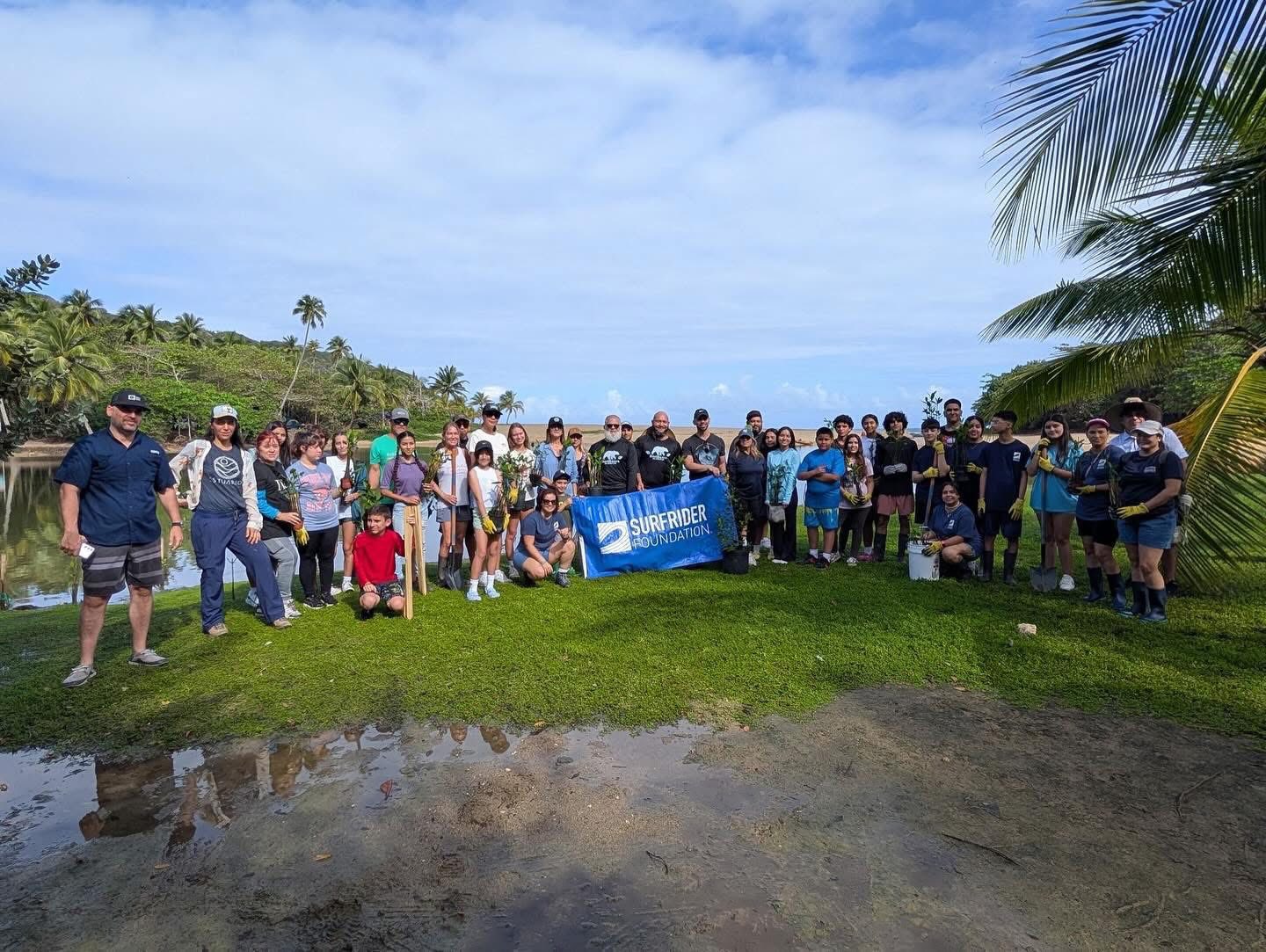Voluntarios preparando alimentos