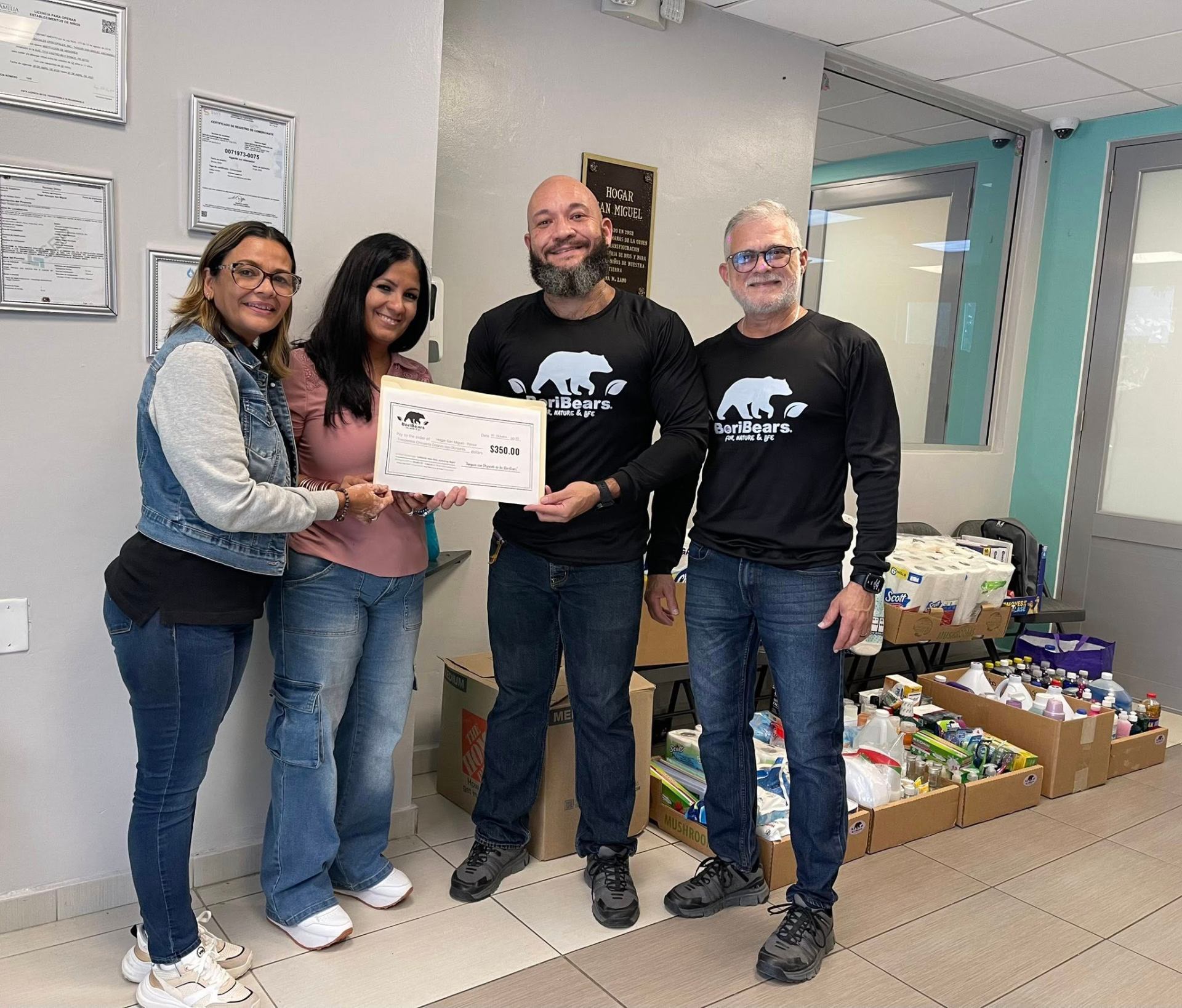 Entrega de donativos a hogar